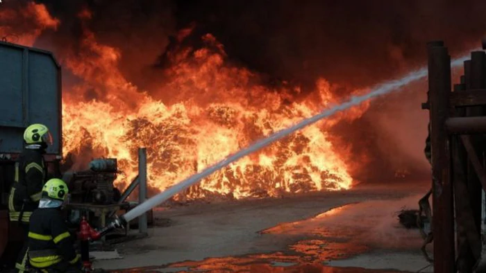 В Киеве вспыхнул масштабный пожар на тысячи «квадратов»