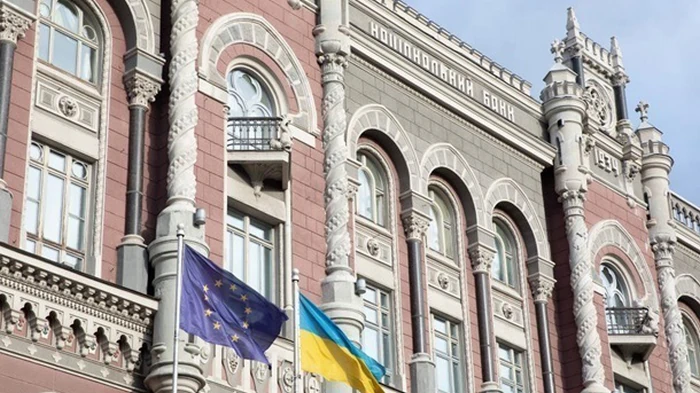 НБУ продал рекордное количество долларов в марте