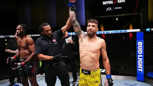 Амосов узнал соперника для второго боя в UFC