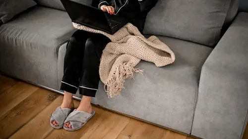 Ходить босиком или в домашних тапочках — что полезнее для ваших ног