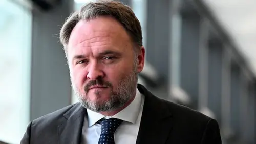 «Ситуация очень серьезная»: европейцев призвали работать из дома и меньше е...