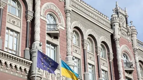 НБУ продал рекордное количество долларов в марте