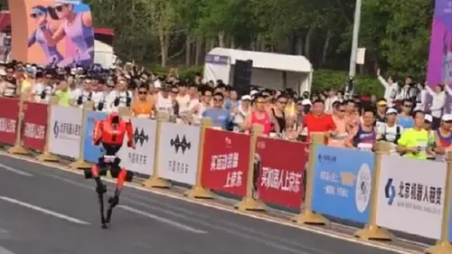 В Пекине роботы-гуманоиды обогнали людей во время полумарафона