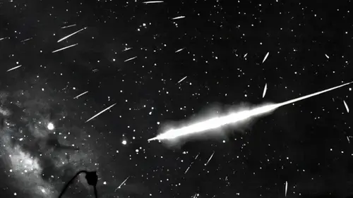 Новые «падающие звезды»: Солнце разрывает астероид на части, Земля пролетает чер...