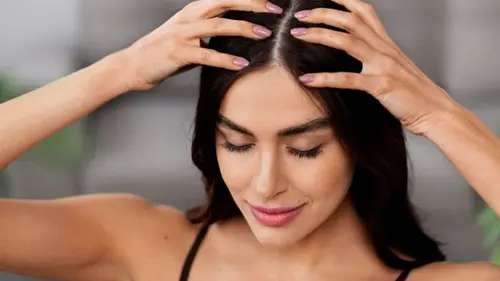 Трихолог назвала процедуру, которая ускоряет рост волос: ее легко сделать д...