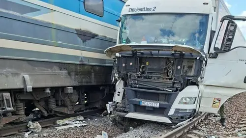 Во Львовской области грузовик протаранил пассажирский поезд