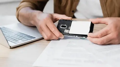 Определена дата возвращения съемных батарей в смартфоны – это коснется и iPhone