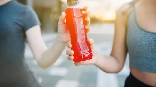 Вся правда о спортивных напитках — стоит ли их пить