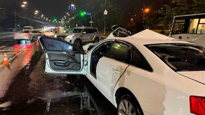 В Киеве Audi влетела в грузовик на встречке: полиция рассказала подробности
