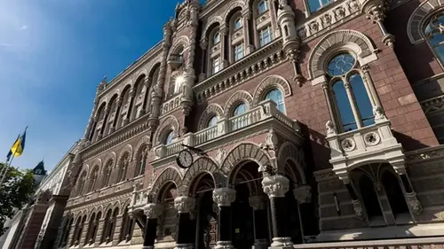 Нацбанк впервые с начала года купил доллары