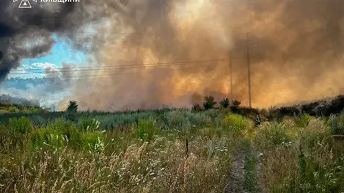 В Киевской области второй день тушат масштабный пожар на свалке