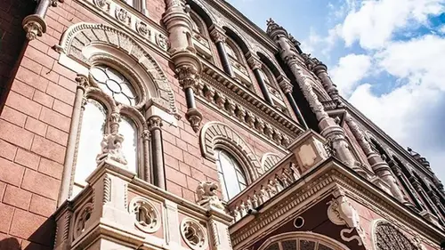 НБУ удержал продаж долларов выше психологической отметки