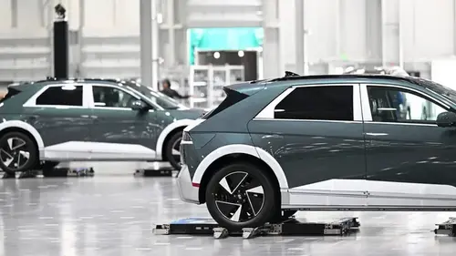 Водитель не нужен: Hyundai начинает эксплуатацию инновационных роботов-парк...