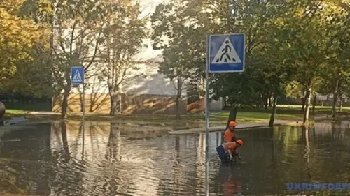 В Киеве масштабная авария на водопроводе: затопило улицу