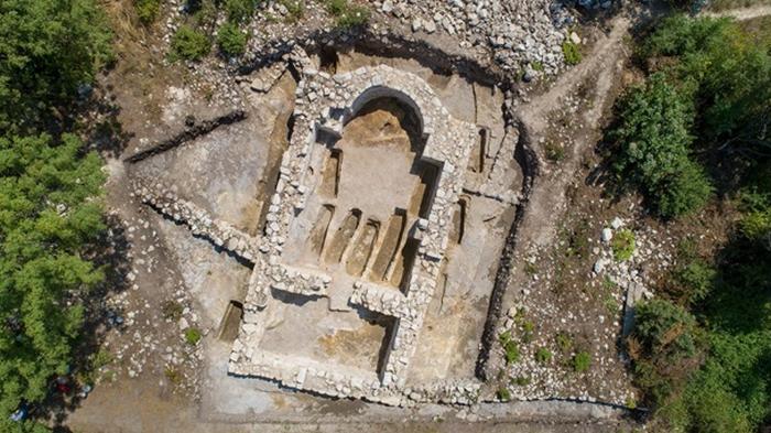 В Болгарии обнаружили 700-летнюю каменную церковь