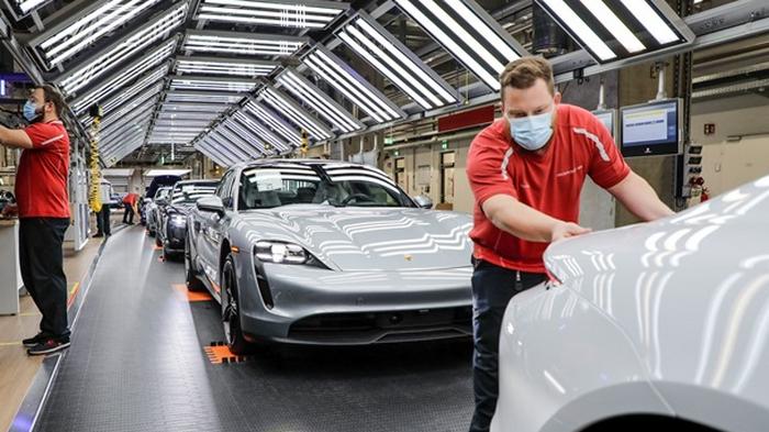 Porsche возобновляет производство на двух заводах