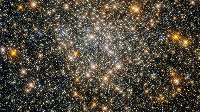 Hubble запечатлел шарообразное скопление звезд в Змееносце