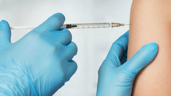 Медики: вакцинация эффективнее приобретенного иммунитета от COVID-19