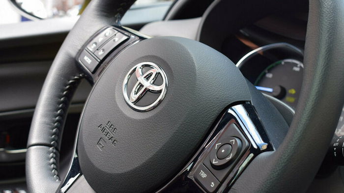 Продажи Toyota по миру резко упали на 20%