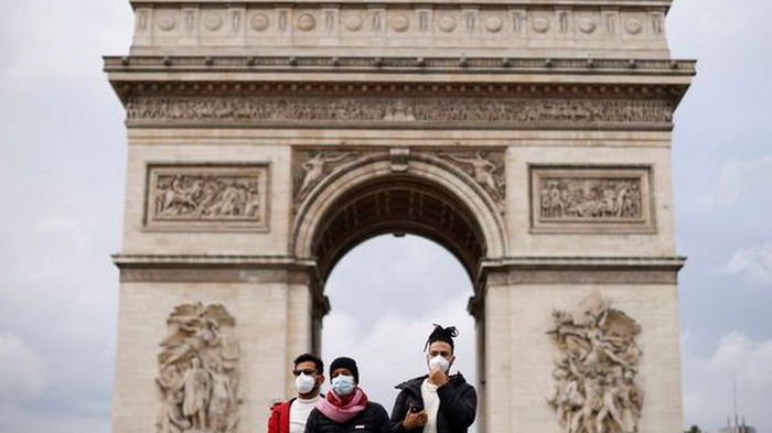 Франция закрывает дискотеки на четыре недели из-за пятой волны коронавируса