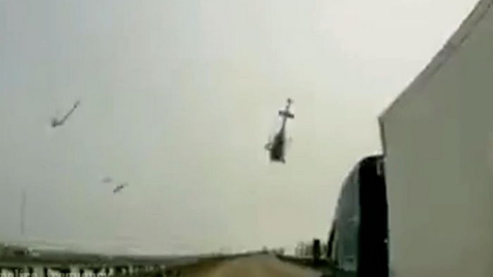 В США вертолет упал на оживленную трассу