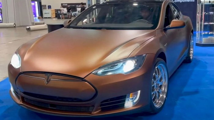 Уникальную бензиновую Tesla Model S впервые показали на видео