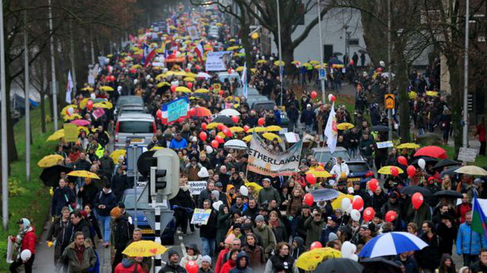 Полиция Нидерландов разогнала тысячи людей, протестующих против карантинных мероприятий