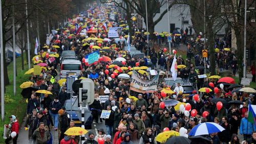 Полиция Нидерландов разогнала тысячи людей, протестующих против карант...