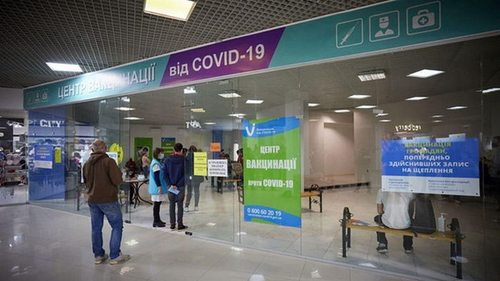 Две COVID-прививки получили более 14 млн украинцев