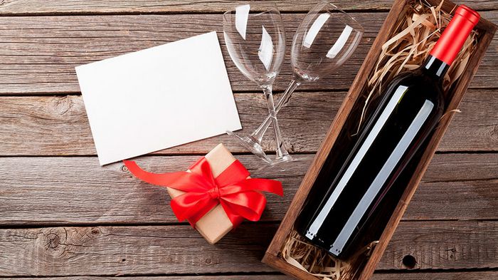 Вино в подарок женщине: правила выбора