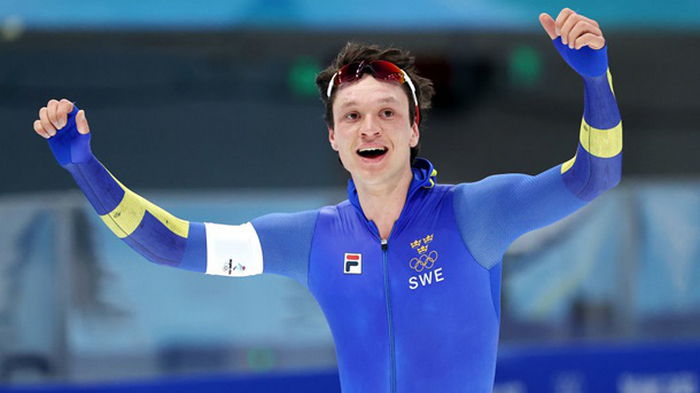 Шведский конькобежец выиграл золото, установив олимпийский рекорд