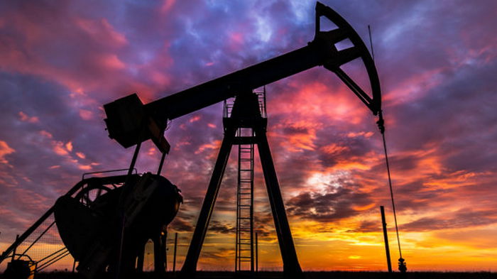 Bloomberg: нефть по $100 нанесет двойной удар по мировой экономике