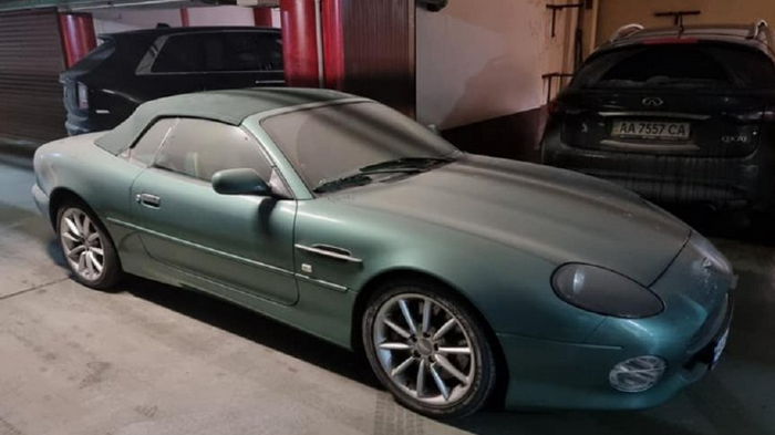 В Киеве нашли заброшенный суперкар Aston Martin: он годами пылится на паркинге (фото)