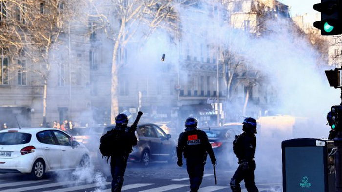 Слезоточивый газ и штрафы: в Париже полиция разгоняет митингующих
