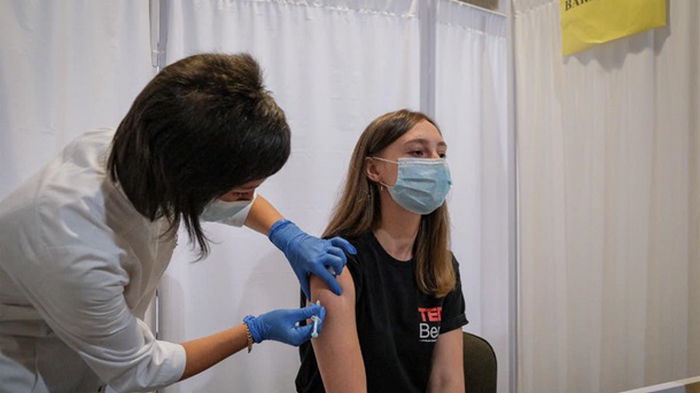 Полную COVID-вакцинацию прошли 15 млн украинцев
