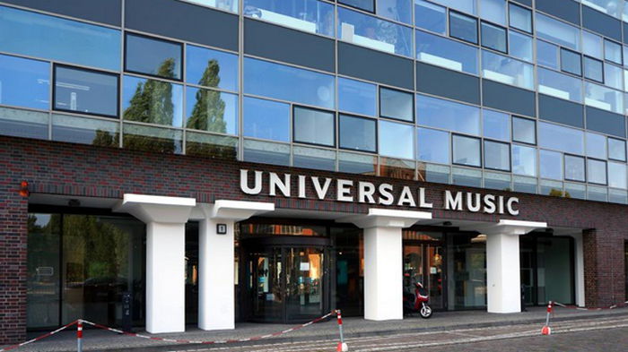 Universal Music приостановила свою работу в России