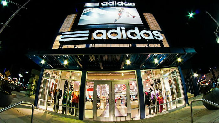 Adidas не планирует возобновлять деятельность в РФ
