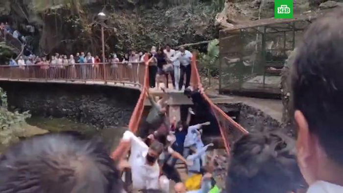 В Мексике рухнул мост вместе с людьми
