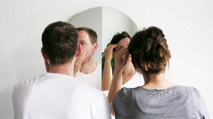 Ученые узнали, почему людям не нравится свое отражение в зеркале