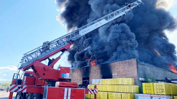 В столице Тувы масштабный пожар — горят склады