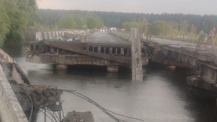 Под Киевом из-за удара молнии рухнул мост, есть жертвы (фото)