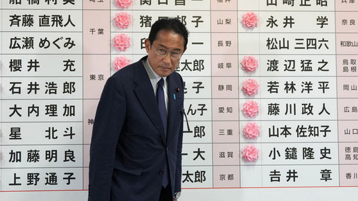 Партия экс-премьера Японии уверенно победила на выборах