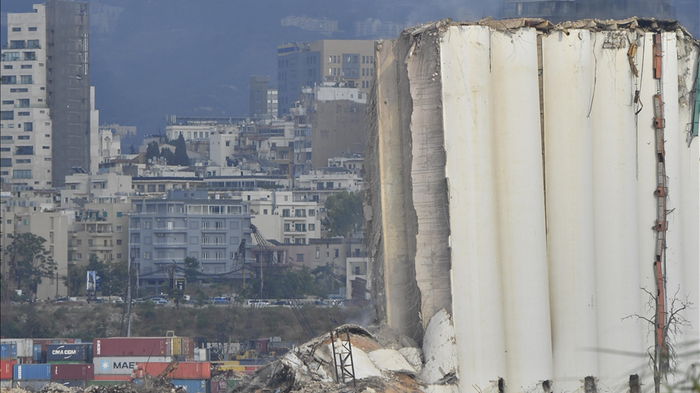 В Бейруте обрушилась часть элеватора, поврежденная взрывом в 2020 году