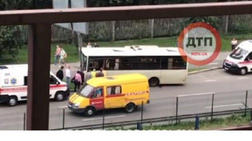 В Киеве автобус въехал в столб: водитель потерял сознание