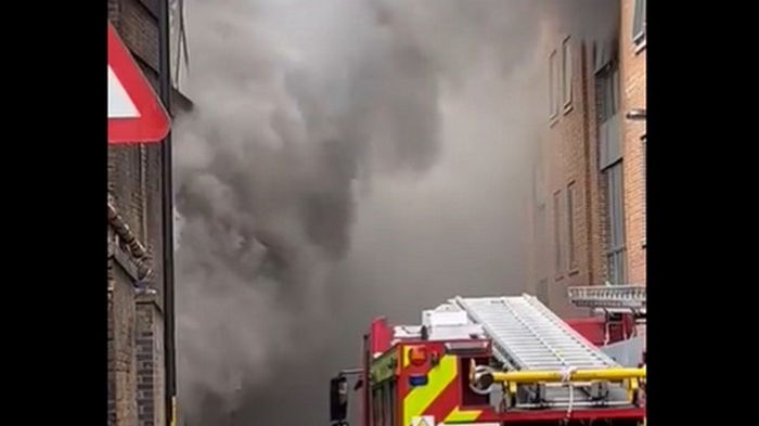 В центре Лондона бушует пожар