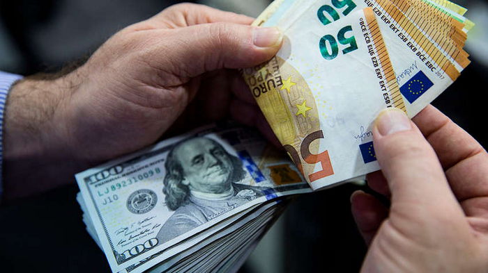 НБУ установил паритет между долларом и евро. Официальный курс валют