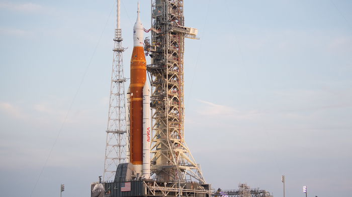 Лунная ракета Space Launch System готовится к старту (фото)