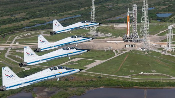 Астронавты NASA облетели на самолетах лунную ракету, стоящую на космодроме Кеннеди