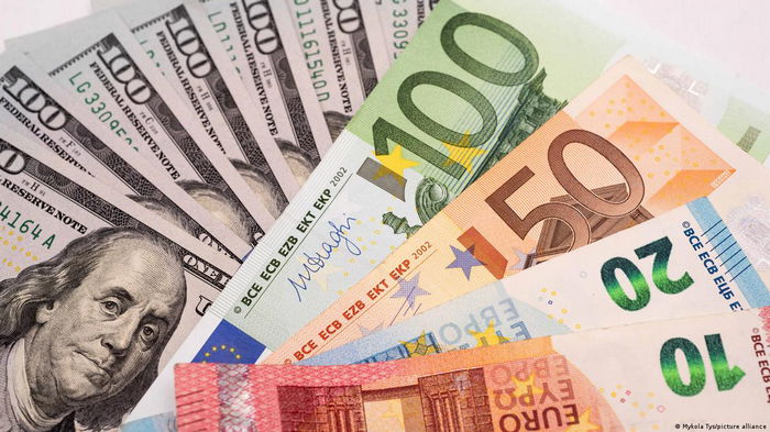 Курс евро упал до минимума за 20 лет