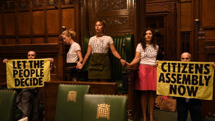 Климатические активисты приклеились к креслу спикера парламента Британии